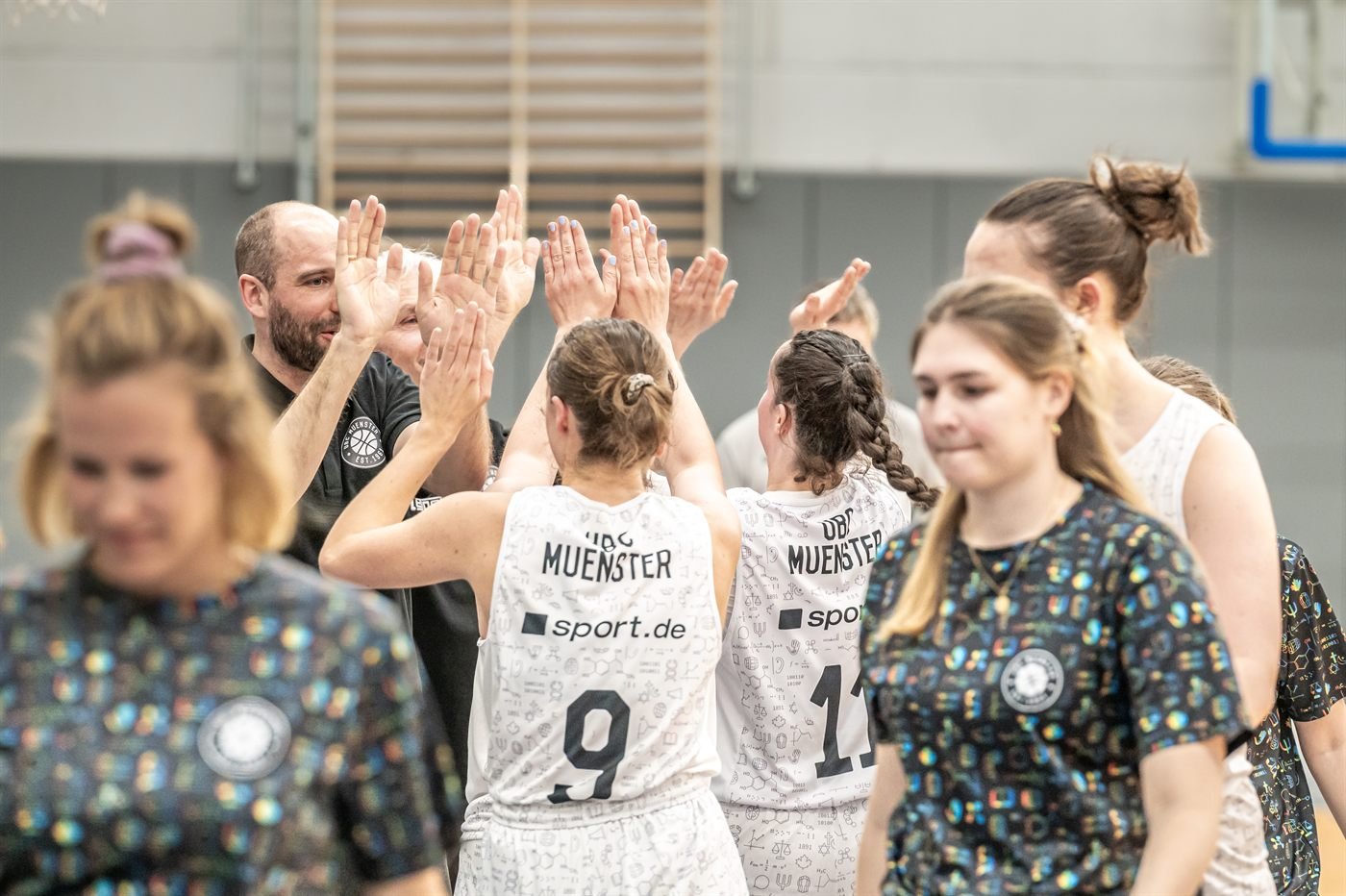 Markus Wagner gibt seinen Spielerinnen an der Seitenlinie High Fives