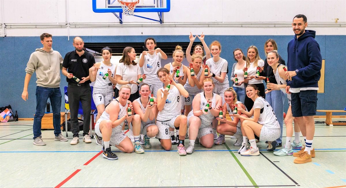 Markus Wagner mit dem Team bei der Meisterfeier